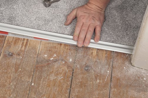 Her er tæppemandens bedste tips til døråbning uden trin: Tilpas tæppeskinnen med en nedstryger Her er tæppemandens bedste tips til døråbning uden trin: Tilpas tæppeskinnen med en nedstryger